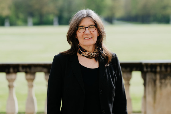 DEN-Vorständin Dipl.-Ing. Marita Klempnow: Mit der bald anstehenden Umsetzung der EU-Gebäuderichtlinie sei auch eine Überarbeitung des Gebäudeenergiegesetzes verbunden. „Dies müssen wir als Chance begreifen, um eine Neufestsetzung zukunftsfähiger und damit klimaresilienter Standards zu erzielen.“