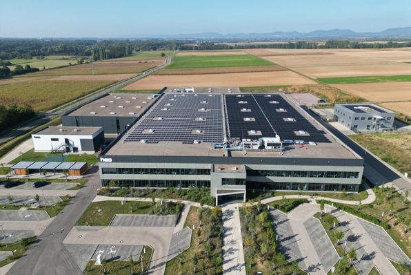 Nach einem regelrechten Solarboom in Deutschlands Eigenheimsiedlungen werden jetzt verstärkt Gewerbedächer und ertragsschwache Freiflächen mit Solartechnik elektrifiziert.