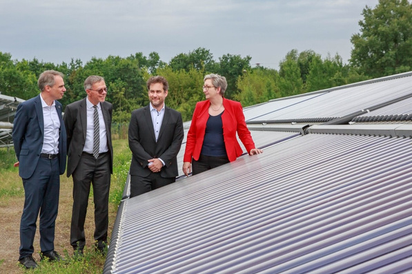 Von links: Solarverbandschef Carsten Körnig, Potsdams Bürgermeister Burkhard Exner und Firmenchef Moritz Ritter von Ritter Energie- und Umwelttechnik diskutieren mit Bundesbauministerin Klara Geywitz die Chancen der Solarthermie in Wärmenetzen.