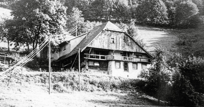 1 Die mehr als 300 jahre alte Schille-Bernharden – so die ursprüngliche Bezeichnung des Farnrainhofes in Yach – hat als regionaltypischer Schwarzwälder Kleinbauernhof eine bewegte Geschichte.