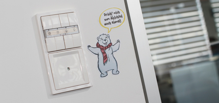 In Pflegeeinrichtungen brennt häufig auch in ungenutzten ­Räumen das Licht. Maskottchen Eddie soll das ändern helfen. Mit dem Bären-Aufkleber will die Energie-schenkt-Freude-Kampagne des Kombina-Projekts freundlich Energiesparpotenziale aufzeigen, zum Energiesparen motivieren und daran erinnern. Die Aufkleber gibt‘s un﻿ter kombina.de/shop