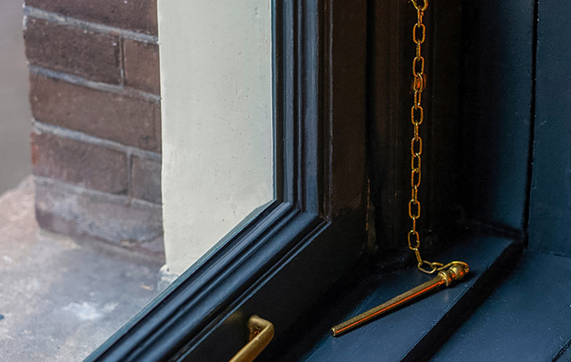 Fineos Vakuumisoliergläser benötigen keine Dichtungen aus organischem Material und ­können daher am Ende ihrer Lebensdauer am Stück zur Herstellung von Flachglas aufgeschmolzen werden.