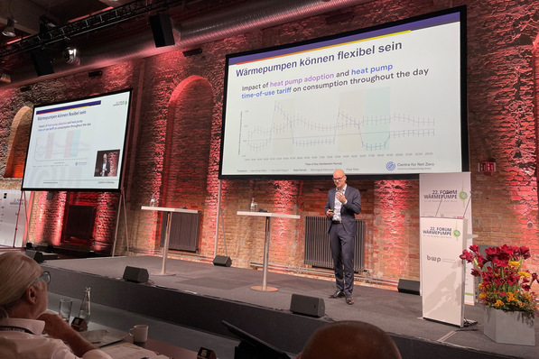 Beim 22. Forum Wärmepumpe spielte auch die Integration der Wärmepumpe in den Strommarkt eine große Rolle. Laut Jan Rosenow lassen sich die Stromkosten der Wärmepumpe durch variable Tarife um 30 bis 40 % reduzieren.
