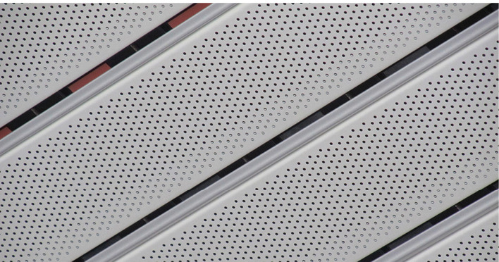 Perforiert ausgeführt, das heißt mit einer Akustiklochung versehen, absorbiert die Deckenstrahlheizung S-85 den Schall weitgehend und reduziert störenden Nachhall.
