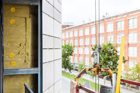 In einer Zeit, in der Gebäudehüllen zunehmend als aktive Bestandteile klimafreundlicher Städte verstanden werden, rückt die vorgehängte hinterlüftete Fassade in den Fokus moderner Architektur und Bauplanung.