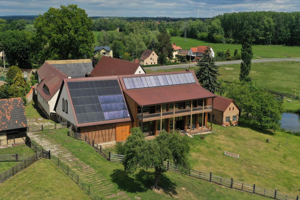 Probleme mit der Genehmigung von Solaranlagen gibt es sowohl bei Denkmälern, als auch bei Altstadt-Ensembles und bei dörflichen Ortsbildern. Auch wenn die Bauherren selbst hohen Anspruch an die Gestaltung legen, werden Anträge oft abgelehnt. Glück hatte der Besitzer des sehr gelungenen Sanierungsprojektes eines ländlichen Anwesens in Thüringen.