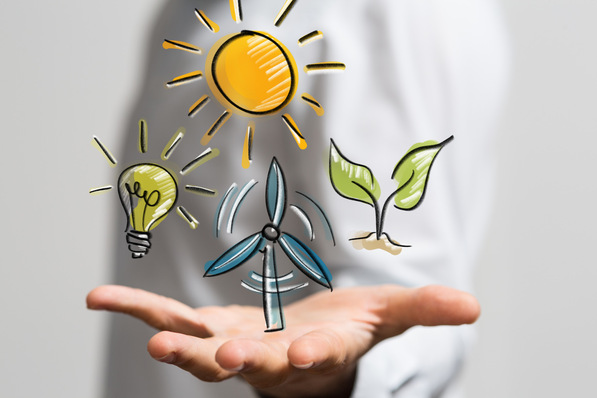 Illustration umweltfreundlicher Symbole: Sonne, Glühbirne, Windturbine und Pflanze über einer offenen Hand. - © vegefox.com / stock.adobe.com