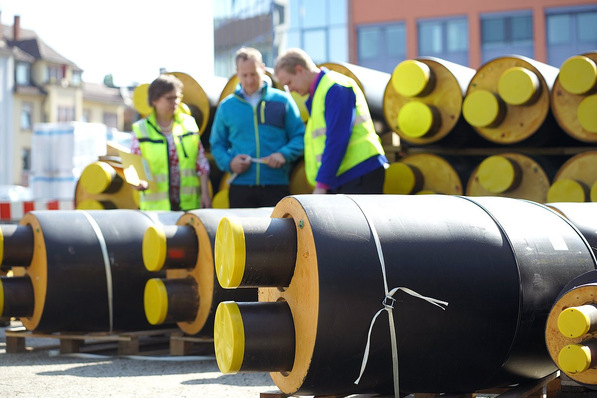 In Deutschland gehen jedes Jahr rund 125 Milliarden Kilowattstunden Abwärme aus Gewerbe und Industrie ungenutzt verloren. Mehrere Millionen Haushalte könnten damit beheizt werden. Künftig soll eine bundesweite Abwärmebörse helfen, dieses große Potenzial zu heben.