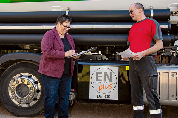 Verbraucher:innen sollten beim Kauf von Holzpellets auch ENplus-zertifizierte Ware achten und nicht im Voraus zahlen.