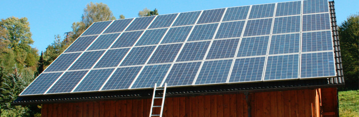 1  Auf der komplett mit PV-Modulen belegten Satteldachfläche finden sich keine Wege für Wartung und Reinigung.