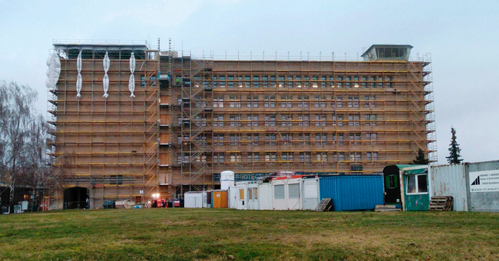 Das westliche Kopfgebäude und der Tower des denkmalgeschützen Flughafens Tempelhof im Sanierungsprozess