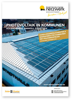 Ein mit Solarmodulen bedecktes Gebäudedach, Teil einer Broschüre über Solarenergie in Gemeinden. - © Bild: PV-Netzwerk Baden-Württemberg