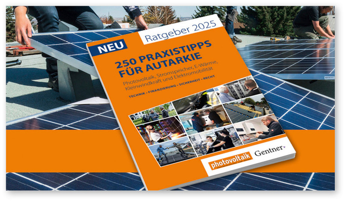 Eine Zeitschrift mit dem Titel „250 Praxistipps für die Autarkie“ über der von Arbeitern installierten Solaranlage. - © Bild: Gentner Verlag
