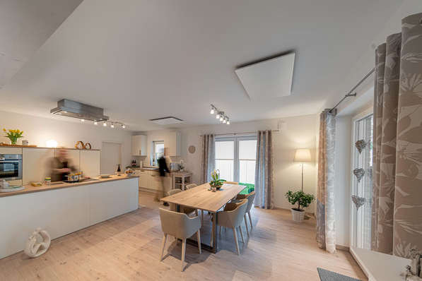 Infrarotheizungen (das weiße Paneel an der Decke) sind vergleichsweise kostengünstig in der Anschaffung, langlebig und wartungsfrei.