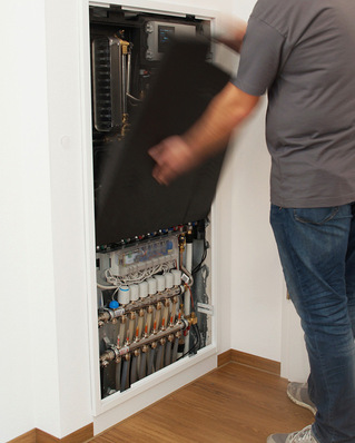 Wohnungsstationen lassen sich schnell und einfach montieren: Da die Heizkreisverteiler bei diesem Modell bereits vormontiert sind, können die Station und der Verteiler einfach in den Schrank eingehängt werden.