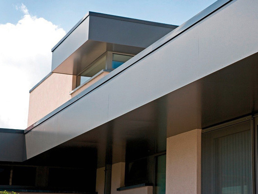 Die Fassadenplatten Uni werden als Dachrandabschluss und als Fassadenverkleidung genutzt.
Sie sind in verschiedenen Farben erhältlich und lassen sich damit an Fassade, Fenster und Türe anpassen.