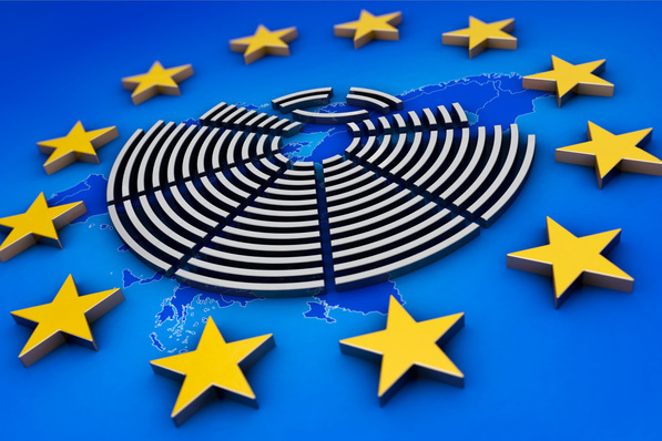 Emblem des EU-Parlaments über einer Karte, umgeben von gelben Sternen auf blauem Hintergrund. - © bluedesign - stock.adobe.com