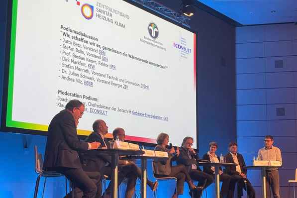 Bei der Podiumsdiskussion diskutierten Verbandsmitglieder und Zuschauer über die Leitfrage: Wie schaffen wir es, gemeinsam die Wärmewende umzusetzen?