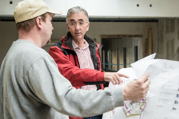 Mit einem neuen Modellvorhaben fördert die KfW besonders energieeffiziente Sanierungen. Energieberater oder Energieberaterinnen müssen es begleiten.