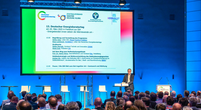 Tagungsleiter Klaus Lambrecht von Econsult machte beim Energieberatertag deutlich, dass der Weg hin zu einem klimaneutralen Gebäudebestand anspruchsvoll bleibt. Um das Ziel zu erreichen, brauche es verlässliche Rahmenbedingungen in der Gesetzgebung und bei den Förderprogrammen.