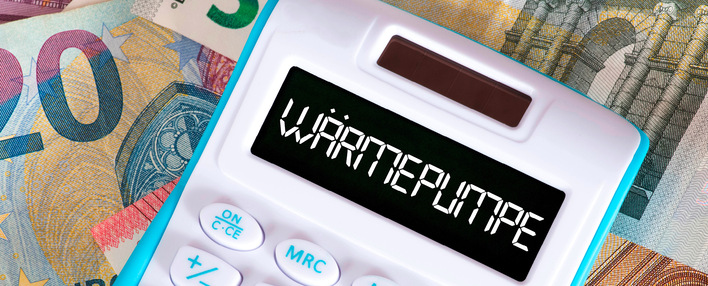 Rechner mit der Aufschrift „WARUM EIGENTLICH“ auf einem Bildschirm, platziert auf verschiedenen Euro-Banknoten. - © Bild: studio v-zwoelf - stock.adobe.com