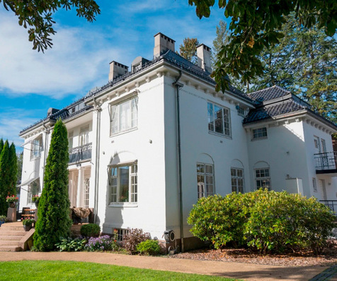 Dank Vakuumverglasung konnte die Energieeffizienz der Deutsch-Norwegischen Handelskammer in Oslo verbessert werden, ohne die historische Fensterrahmen ersetzen zu müssen.