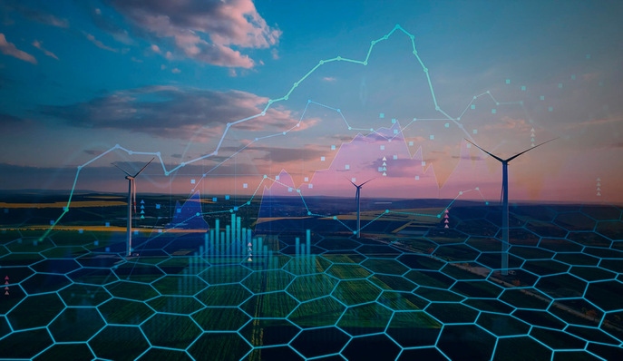 Windturbinen auf einem Feld mit einer digitalen Gitterüberlagerung und Diagrammen vor einem Sonnenuntergangshimmel. - © Bild: FfE - EWS