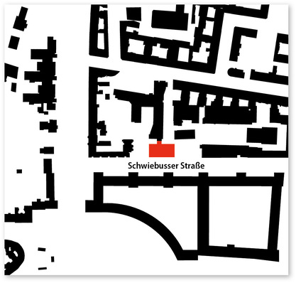 ﻿1 Lageplan, M 1:5000. Gegenüber des Neubaus zeichnen sich die denkmal­geschützten Bauten des ehemaligen Flughafens Berlin-Tempelhof ab.﻿