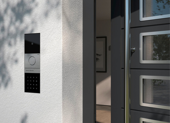 Die Gira Keyless In Codetastatur lässt sich sowohl als Standalone-Gerät installieren als auch, wie hier, als Modul im Gira System 106.