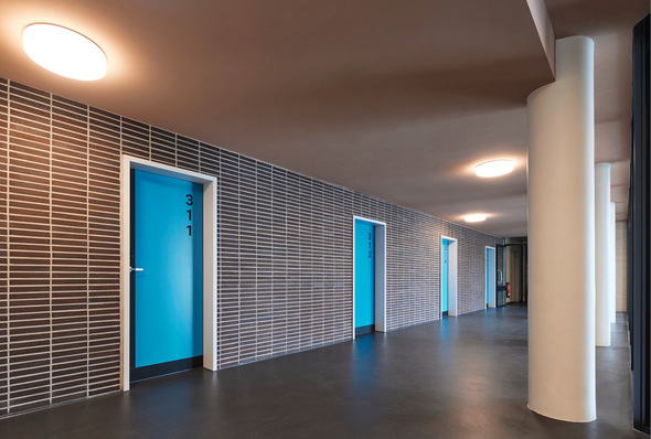 Überall, wo Menschen arbeiten und wohnen, müssen Räume barrierefrei zugänglich und nutzbar sein. Passende Türsystem helfen dabei.