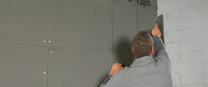 Die Putzträgerplatte Carrier Hydron besteht aus dem mineralischen Werkstoff Verolith, der aus Perlite gewonnen wird.