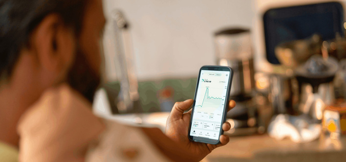 Die skandinavische Firma Tibber ist digitaler Ökostromversorger und Flexibilitätsvermarkter. Tibber verkauft Ökostrom  und bietet Heimenergiemanagementsysteme zur Optimierung des Stromverbrauchs. Kund:innen zahlen eine Grundgebühr, den Strom erhalten sie zum stündlichen Börsenpreis zuzüglich Abgaben, St﻿euern und Umlagen. Das Heimenergiemanagementsystem ist im Preis enthalten. Tibber bietet derzeit zwei dynamische Tarife: monatlich und volldynamisch (stündlich und ab Oktober viertelstündlich). Bei der monatlichen Abrechnung müssen die Kund:innen an jedem 1. des Monats ihren Zählerstand in der Tibber App eintragen. Der monatliche Verbrauch und die geschätzte Verbrauchskurve des deutschen Standardlastprofils werden übereinandergelegt und ein gewichteter Mittelwert gebildet und mit dem durchschnittlichen Börsenstrompreis des Monats abgerechnet. Der Tarif eignet sich für Verbraucher:innen mit einem analogen als auch digitalen Stromzähler. Wer dagegen ein Smart Meter, ein digitaler Zähler mit Kommunikationsmodul hat, der kann zum stundenaktuellen beziehungsweise ab Oktober zum viertelstundengenauen Börsenstrompreis abrechnen und hat die Möglichkeit, hohe Verbräuche in Zeitfenster mit kleinen Preisen zu lenken.