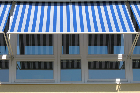 Eine konsequente Verschattung der Fenster mit außenliegenden Systemen wie Jalousien, Rollläden oder Markisen verhindert das Eindringen direkter Sonnenstrahlen ins Gebäudeinnere.