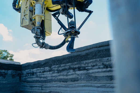 Mit 3D-Druck soll der Rohbau des Mehrfamilienhauses bereits nach neun Wochen stehen. Gedruckt wird mit Transportbeton von Schwenk.