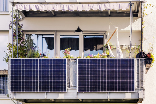 Die matratzengroßen Solarmodule hängen an der Balkonbrüstung und generieren nutzbare Energie für den Privatgebrauch. 