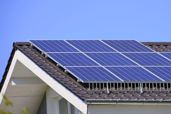 Trotz neuer Vorgaben bleibt Solarstrom vom eigenen Dach eine lohnende Investition – vor allem mit Speicher und einem hohen Eigenverbrauch.