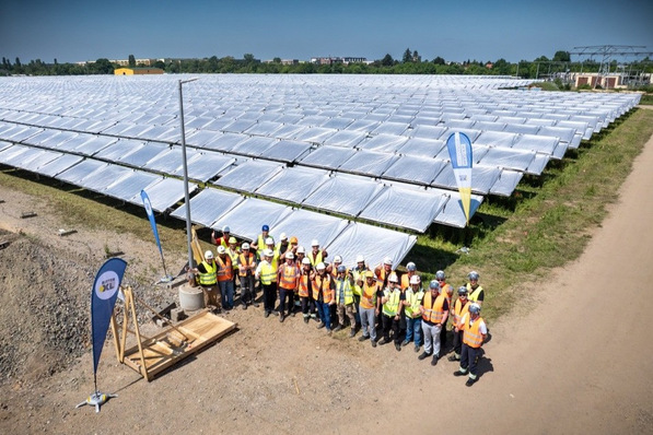 Das Solarthermie-Team des Großprojekts Leipzig West freut sich über die Montage des letzten Kollektors auf dem insgesamt 65.208 Quadratmeter großen Solarfeld.