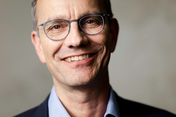 Christian Stolte, Bereichsleiter Klimaneutrale Gebäude bei der Dena: Energieeffizienz von Gebäuden bleibe wichtig, denn der durch den EU-Emissionshandel bald noch weiter steigende CO2-Preis könne schnell zum sozialen Problem werden.