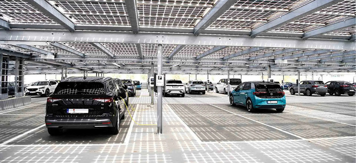 Bei seinen PV-Indachsystemen setzt die Firma Rudolf Hörmann semitransparente Solarmodule ein.