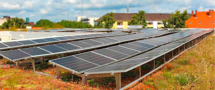 Bei der Schmetterlings-Variante stoßen die beiden Solargrundrahmen mit der niedrigen Seite aneinander.