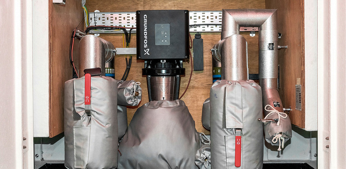 IGRID-Pumpenanlage für die Temperaturabsenkung: Der Rücklauf (rechts) wird über die Pumpe geführt und geregelt dem Vorlauf des Netzabschnittes (links) beigemischt.