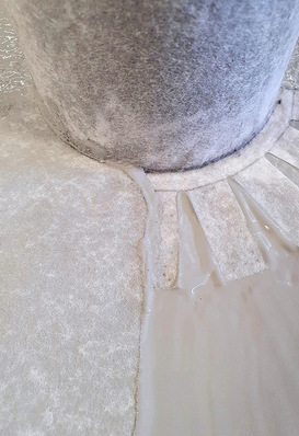 Die Kombination aus Flüssigkunststoff Frankosil 1K plus und Universal Detailvlies schafft eine nahtlose, hochbelastbare Abdichtung für Rohrdurchführungen auf dem Dach.