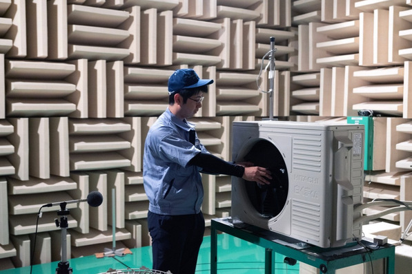 Ein Hitachi-Mitarbeiter testet eine Klimaanlage im Soundlabor des japanischen Werks Tochigi. Mit der Übernahme der Marke Hitachi erschließt sich der deutsche Heizungskonzern den japanischen Klimatisierungsmarkt.