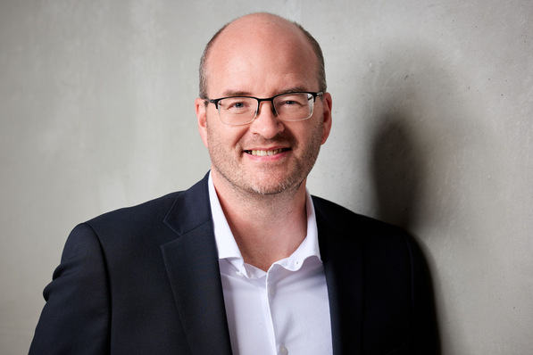 Ralph Genkel leitet das Ingenieurbüro Heimsch in Rastede. Er hat Betriebs- und Versorgungstechnik in Bremerhaven studiert und in der Fachplanung und im Energiecontracting gearbeitet. Außerdem hat er sich zum geprüften Gebäudeenergieberater weitergebildet.