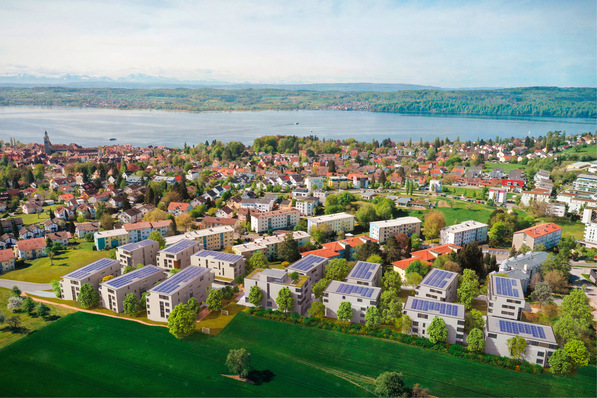 Die 14 Neubauten im Vordergrund wurden im KfW-40-Plus-Standard errichtet, mit PV und Batteriespeichern, die Bewohner profitieren dazu von einem Mieterstrom-Konzept und E-Carsharing.