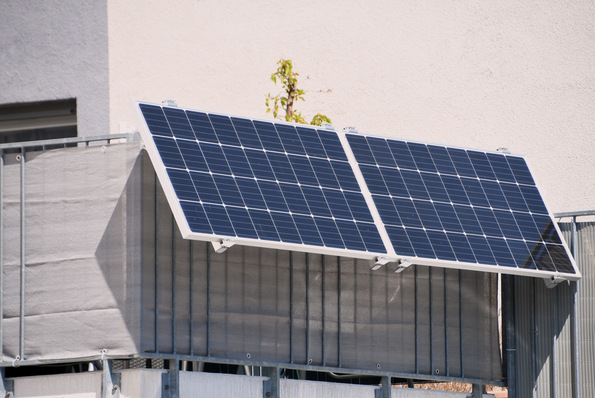 Size matters: Ab zwei Modulen kann sich die Ergänzung des Balkonkraftwerks durch einen Batteriespeicher bezahlt machen.