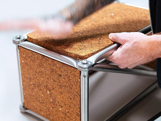 Recyclingmasse ist der Ausgangsstoff für das Pressen neuer, formstabiler Spanplatten auf herkömmlichen Anlagen.