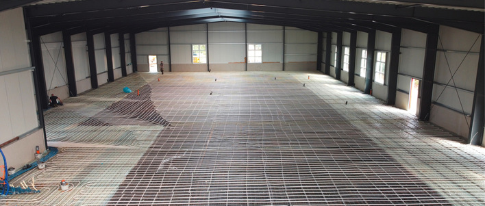 1  Für hohe Belastungsanforderungen in Produktionshallen ist ein leistungsfähiger Bodenaufbau nötig. Gleichzeitig soll ein angenehmes Raumklima im Aufenthaltsbereich mit einem möglichst niedrigen Energieverbrauch entstehen.