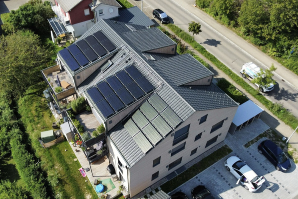 Kernsaniertes Gebäude in Heitersheim: 28 PVT-Luft-Solar-Kollektoren versorgen als alleinige Wärmequelle eine Wärmepumpe.