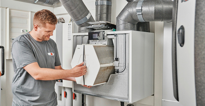 Der Wärmetauscher einer Wohnraumlüftung sollte alle ein bis drei Jahre gewartet werden.